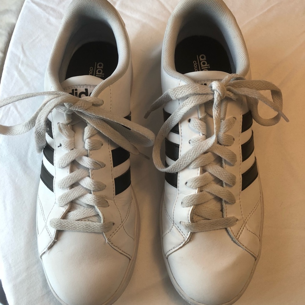 Boys-young men’s Adidas leather sneakers EUC!